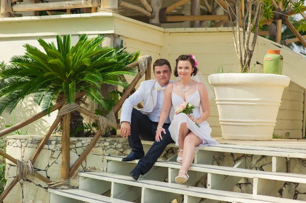 Young loving couple on tropical sea background - wedding at the beach. — Stock Photo, Image