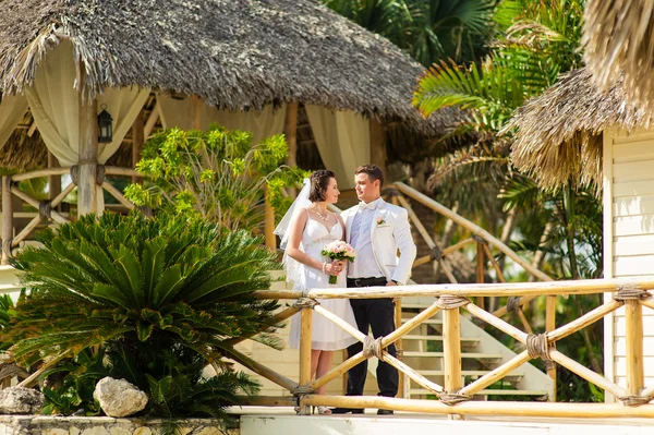 Jovem casal amoroso no fundo do mar tropical - casamento na praia . — Fotografia de Stock