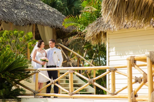 Young liefdevolle paar op tropische zee achtergrond - bruiloft op het strand. — Stockfoto