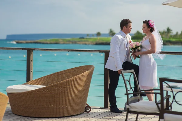 Young loving couple on tropical sea background - wedding at the beach. — Stock Photo, Image