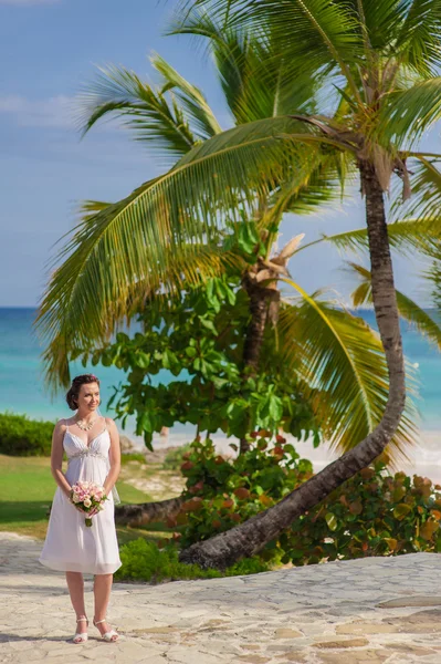 Young loving couple on tropical sea background - wedding at the beach. — Stock Photo, Image