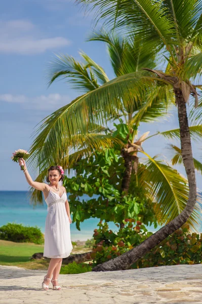 Young loving couple on tropical sea background - wedding at the beach. — Stock Photo, Image