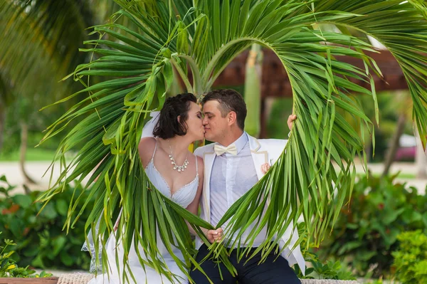 Young liefdevolle paar op tropische zee achtergrond - bruiloft op het strand. — Stockfoto