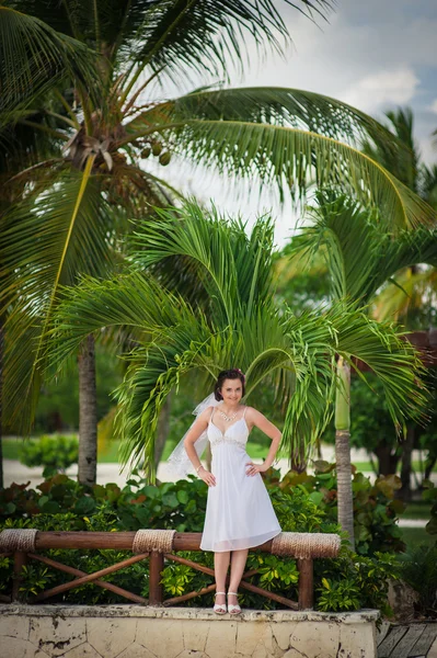 Joven pareja amorosa sobre fondo marino tropical - boda en la playa . — Foto de Stock