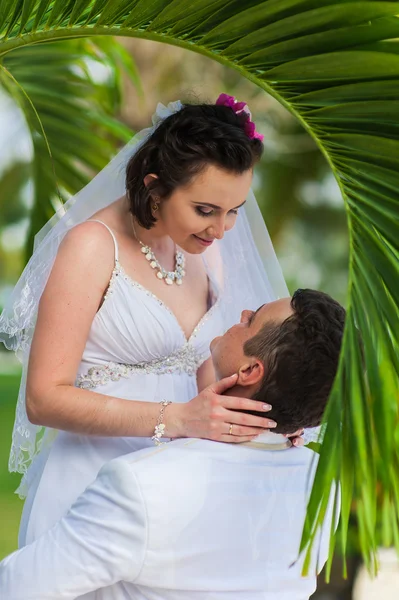 Jovem casal amoroso no fundo do mar tropical - casamento na praia . — Fotografia de Stock