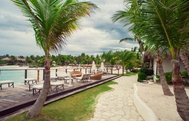 Tropikal açık restaurant sahilde Tablo ayarı. Cafe sahil, deniz ve gökyüzü. Dominik Cumhuriyeti, Caribbean. Sakin ol. uzak cennet.
