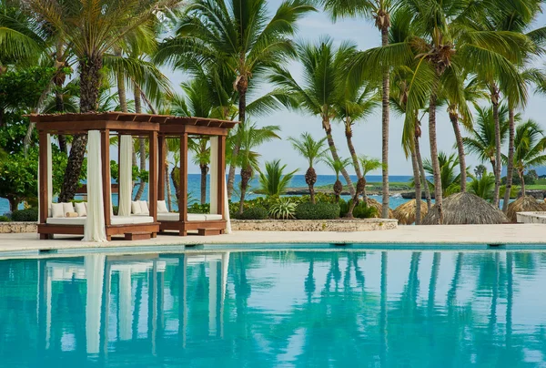 Schwimmbad am tropischen Strand - Sommerurlaub Hintergrund. — Stockfoto