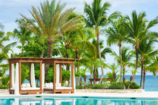 Piscina na praia tropical - fundo de férias de verão . — Fotografia de Stock