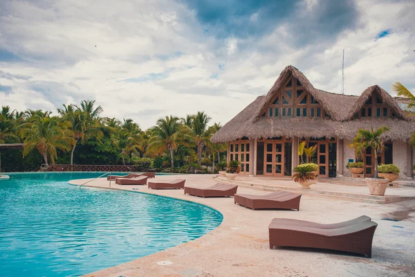 Piscina ao ar livre de resort hotel de luxo perto do mar. Paraíso tropical. Resort de spa. República Dominicana, Seychelles, Caribe, Bahamas . — Fotografia de Stock