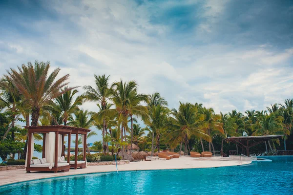 Piscina esterna di lusso hotel resort vicino al mare. Paradiso tropicale. resort termale. Repubblica Dominicana, Seychelles, Caraibi, Bahamas . — Foto Stock