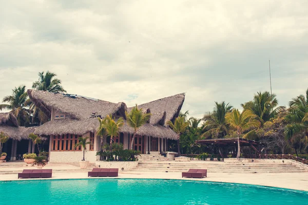 Piscina ao ar livre de resort hotel de luxo perto do mar. Paraíso tropical. Resort de spa. República Dominicana, Seychelles, Caribe, Bahamas . — Fotografia de Stock