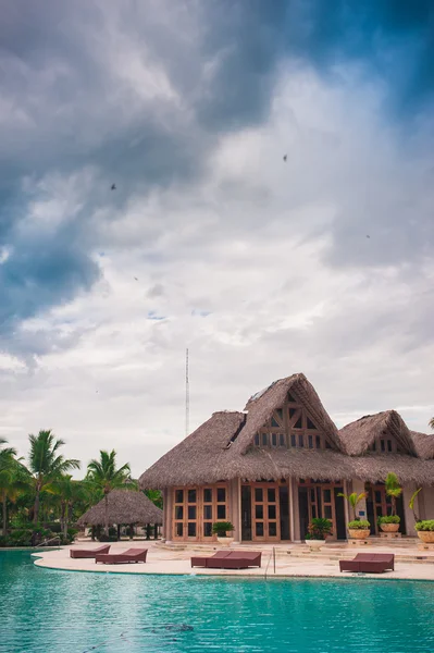 Открытый плавательный бассейн роскошного гостиничного курорта у моря. Тропический рай. СПА курорт. Доминиканская Республика, Сейшельские острова, Карибский бассейн, Бахрейн . — стоковое фото