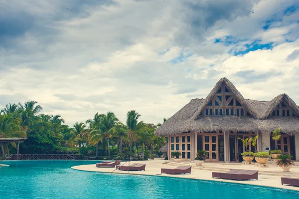 Piscina ao ar livre de resort hotel de luxo perto do mar. Paraíso tropical. Resort de spa. República Dominicana, Seychelles, Caribe, Bahamas . — Fotografia de Stock