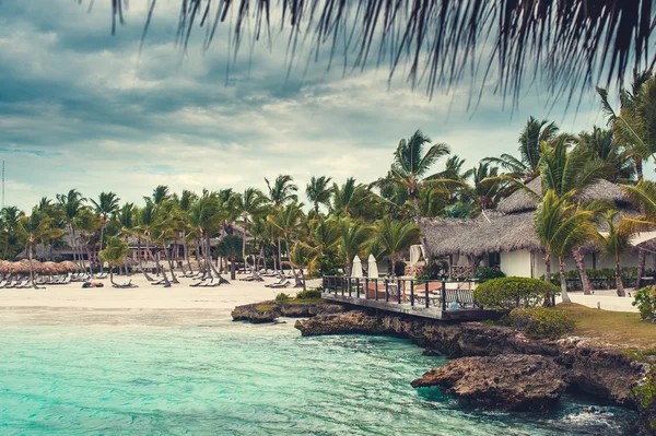 Relaks na zdalnym plaży tropikalnym raju w Dominikana, Seszele, Karaiby, Mauritius, Filipiny, Bahamy. — Zdjęcie stockowe