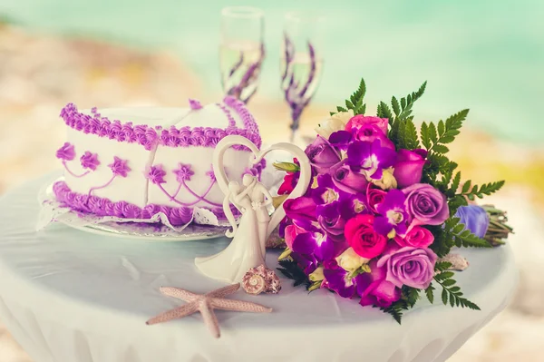 Wedding table decoration. Fantastic dinner sweets near the sea on happy day. — Stock Photo, Image