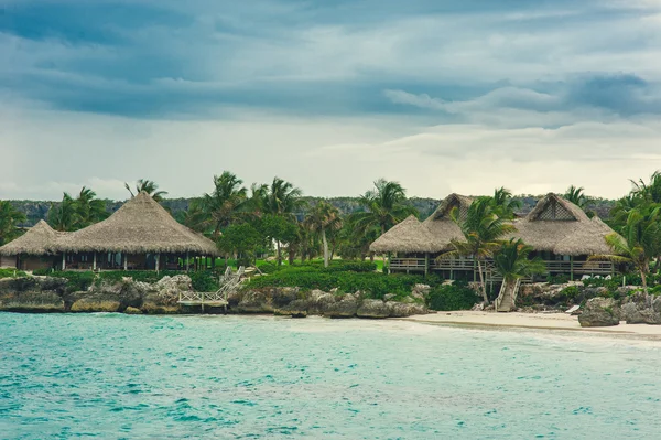 在多米尼加共和国、 塞舌尔、 加勒比、 毛里求斯、 菲律宾、 巴哈马的远程热带天堂海滩上放松. — 图库照片