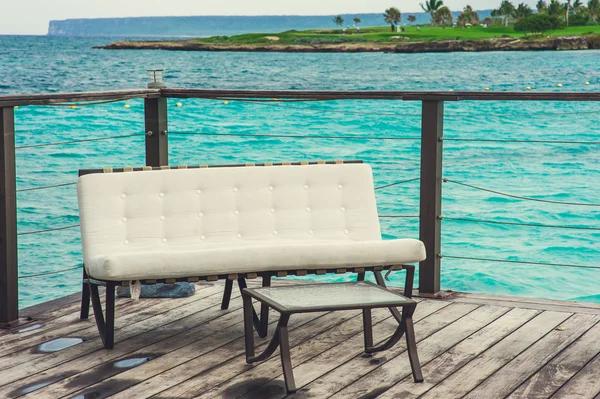 ビーチで熱帯の屋外レストランでテーブルの設定。海岸、海と空のカフェ。ドミニカ共和国、カリブ。おくつろぎください。リモート パラダイス. — ストック写真