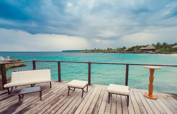 Tropikal açık restaurant sahilde Tablo ayarı. Cafe sahil, deniz ve gökyüzü. Dominik Cumhuriyeti, Caribbean. Sakin ol. uzak cennet. — Stok fotoğraf