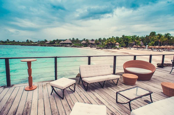 Establecimiento de mesa en tropical Restaurante al aire libre en la playa. Café en la costa, el océano y el cielo. República Dominicana, Caribe. Relájate. remoto Paraíso . — Foto de Stock