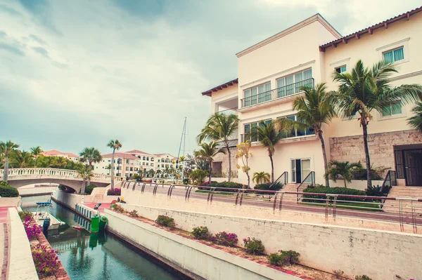 Beautiful view of luxurious white yacht moored at sea bay. Luxury city on the water in Dominican Republic — Stock Photo, Image