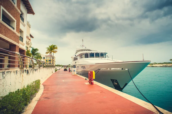 美丽的景色的豪华的白色游艇停泊在海湾。在多米尼加共和国水上豪华城市 — 图库照片