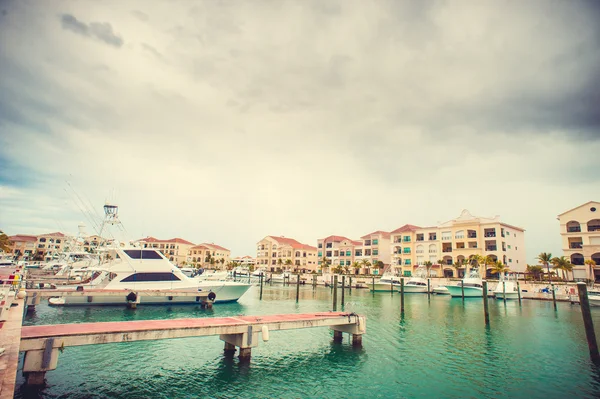 Belle vue sur yacht blanc luxueux amarré à la baie de la mer. Ville de luxe sur l'eau en République Dominicaine — Photo