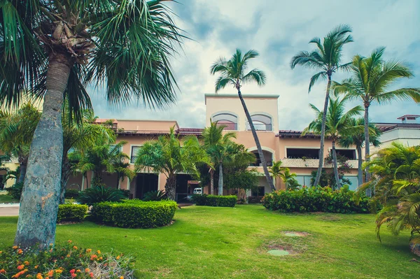Lujosa villa en República Dominicana, piscina propia. Complejo caribeño con hermoso jardín. Casa clásica española entre flores — Foto de Stock