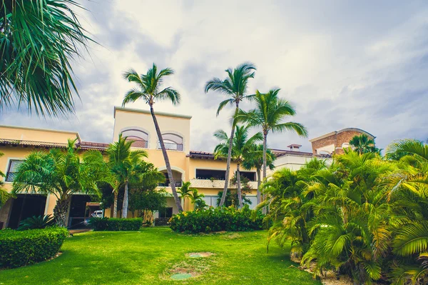 Luxusní vila v Dominikánské republice, vlastní bazén. Caribbean resort s krásnou zahradou. Klasická španělská dům mezi květy — Stock fotografie