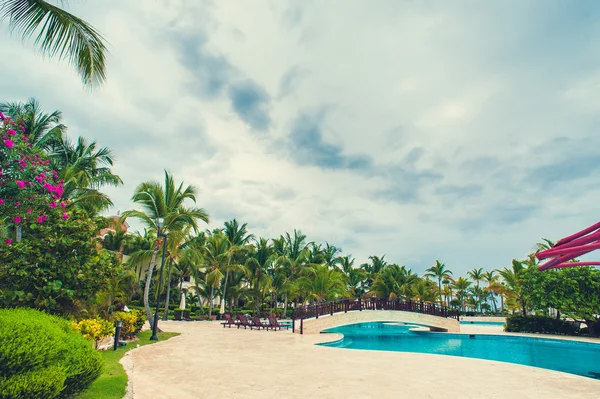 Piscina exterior del complejo hotelero de lujo cerca del mar. Paraíso Tropical. balneario. República Dominicana, Seychelles, Caribe, Bahamas . — Foto de Stock