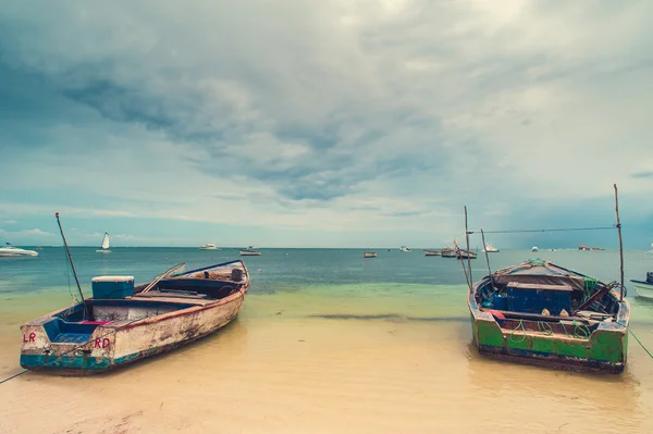 Untouched tropical beach with palms and fishing boats in Dominican Republic — Stock Photo, Image