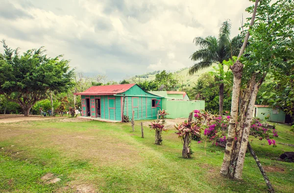 Poor woden cabins at Dominican Republic, island Hispanola wich is a part of Greater Antilles archipelago in Carribean region — Stock Photo, Image