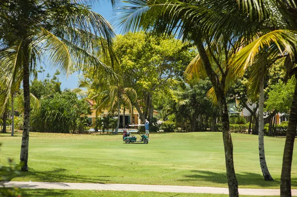 Luxusní vila v Dominikánské republice, vlastní bazén. Caribbean resort s krásnou zahradou. Klasická španělská dům mezi květy — Stock fotografie