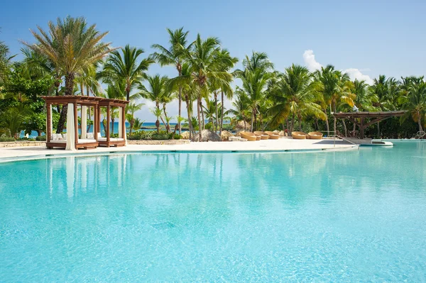 Lüks otel Resort deniz kenarında Açık Yüzme Havuzu. Tropik cenneti. Spa resort. Dominik Cumhuriyeti, Seyşeller, Karayipler, Bahama Adaları.