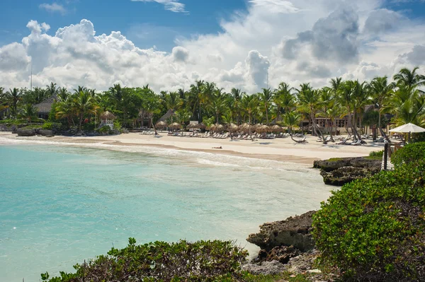 Entspannung am abgelegenen tropischen Paradiesstrand in der Dominikanischen Republik, Seychellen, Karibik, Mauritius, Philippinen, Bahamas. — Stockfoto