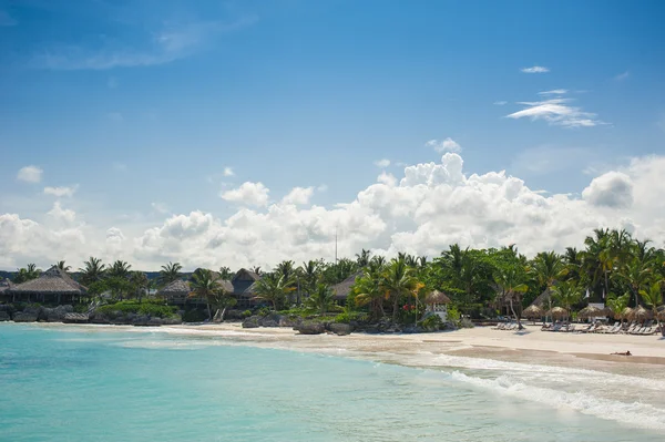 Relaks na zdalnym plaży tropikalnym raju w Dominikana, Seszele, Karaiby, Mauritius, Filipiny, Bahamy. — Zdjęcie stockowe