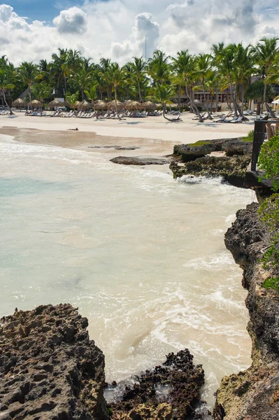 Pihentető távoli trópusi paradicsomban beach, Dominikai Köztársaság, Seychelle-szigetek, Karib-tenger, Mauritius, Fülöp-szigetek, Bahama-szigetek. — Stock Fotó