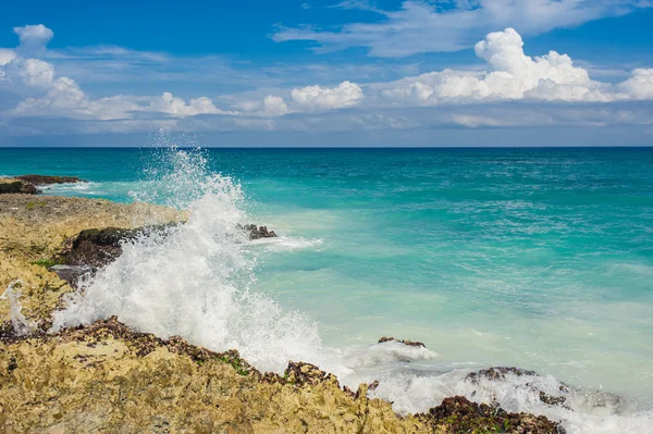 Entspannung am abgelegenen tropischen Paradiesstrand in der Dominikanischen Republik, Seychellen, Karibik, Mauritius, Philippinen, Bahamas. — Stockfoto