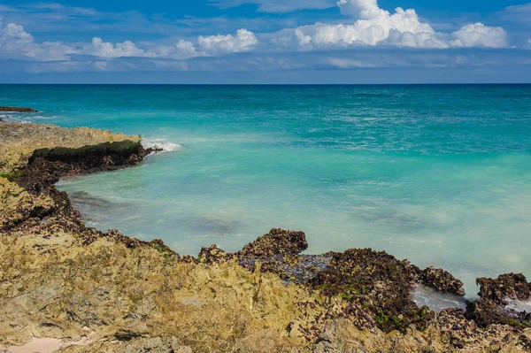 Entspannung am abgelegenen tropischen Paradiesstrand in der Dominikanischen Republik, Seychellen, Karibik, Mauritius, Philippinen, Bahamas. — Stockfoto