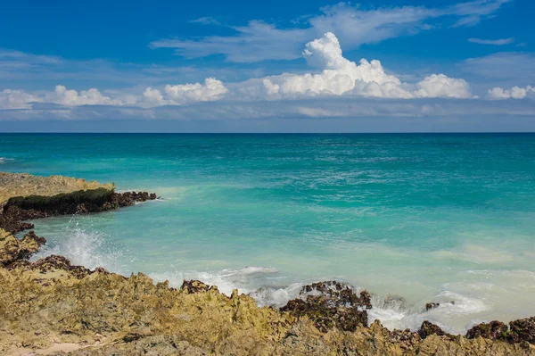 Entspannung am abgelegenen tropischen Paradiesstrand in der Dominikanischen Republik, Seychellen, Karibik, Mauritius, Philippinen, Bahamas. — Stockfoto