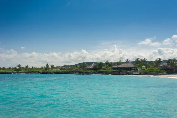 Pihentető távoli trópusi paradicsomban beach, Dominikai Köztársaság, Seychelle-szigetek, Karib-tenger, Mauritius, Fülöp-szigetek, Bahama-szigetek. — Stock Fotó