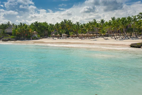 Relaxando na remota praia Tropical Paradise na República Dominicana, Seychelles, Caribe, Maurício, Filipinas, Bahamas . — Fotografia de Stock