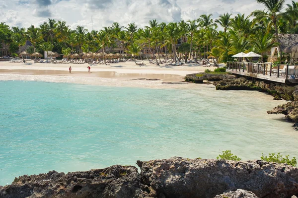 Entspannung am abgelegenen tropischen Paradiesstrand in der Dominikanischen Republik, Seychellen, Karibik, Mauritius, Philippinen, Bahamas. — Stockfoto