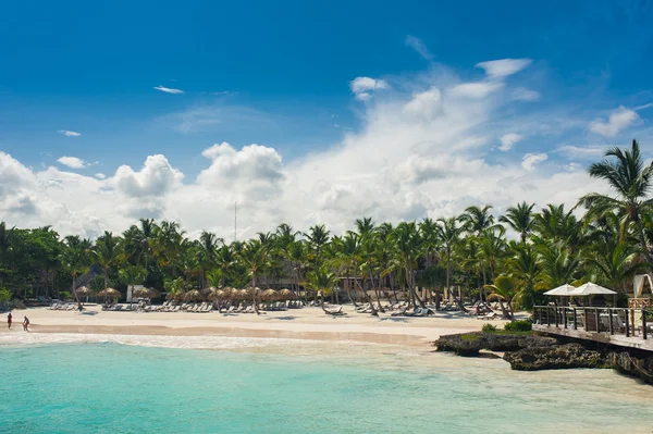 Entspannung am abgelegenen tropischen Paradiesstrand in der Dominikanischen Republik, Seychellen, Karibik, Mauritius, Philippinen, Bahamas. — Stockfoto