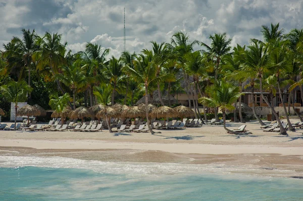 Ontspannen op externe tropisch paradijs strand in Dominicaanse Republiek, Seychellen, Caribisch gebied, Mauritius, Filippijnen, Bahama 's. — Stockfoto