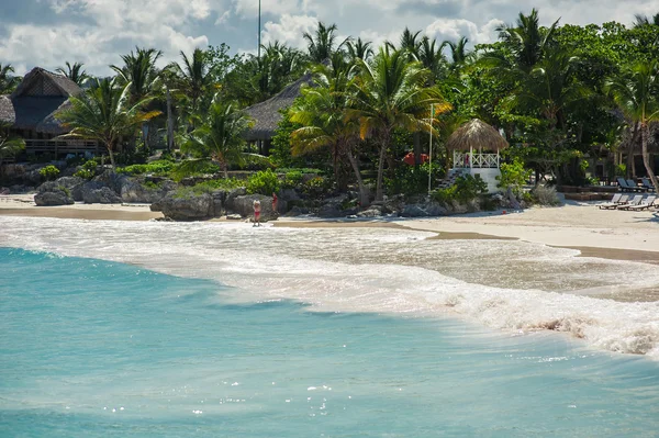 Entspannung am abgelegenen tropischen Paradiesstrand in der Dominikanischen Republik, Seychellen, Karibik, Mauritius, Philippinen, Bahamas. — Stockfoto