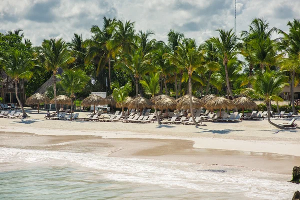 Koppla av på remote tropiskt paradis strand i Dominikanska republiken, Seychellerna, Caribbean, Mauritius, Filippinerna, Bahamas. — Stockfoto