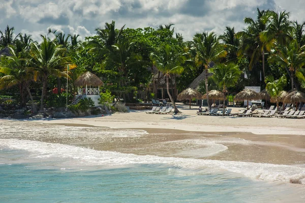 Koppla av på remote tropiskt paradis strand i Dominikanska republiken, Seychellerna, Caribbean, Mauritius, Filippinerna, Bahamas. — Stockfoto