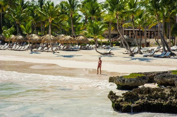 Rilassarsi sulla remota spiaggia tropicale Paradise in Repubblica Dominicana, Seychelles, Caraibi, Mauritius, Filippine, Bahamas . — Foto Stock