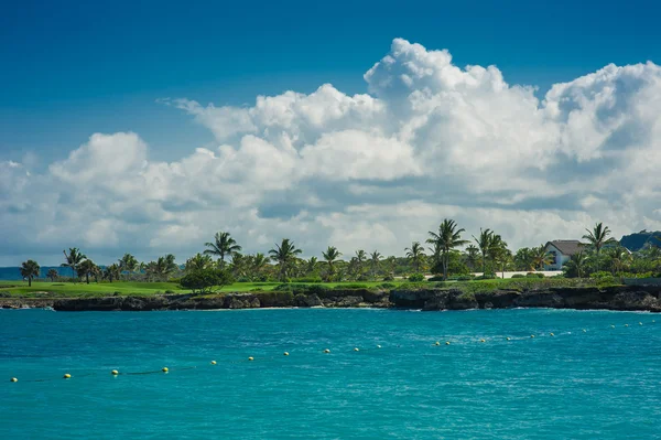 Pihentető távoli trópusi paradicsomban beach, Dominikai Köztársaság, Seychelle-szigetek, Karib-tenger, Mauritius, Fülöp-szigetek, Bahama-szigetek. — Stock Fotó