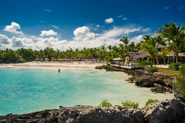 Koppla av på remote tropiskt paradis strand i Dominikanska republiken, Seychellerna, Caribbean, Mauritius, Filippinerna, Bahamas. — Stockfoto